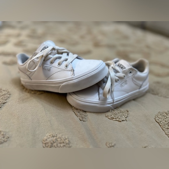 🤍 Kid’s Unisex Vans - White Leather - Low Top - Picture 2 of 8